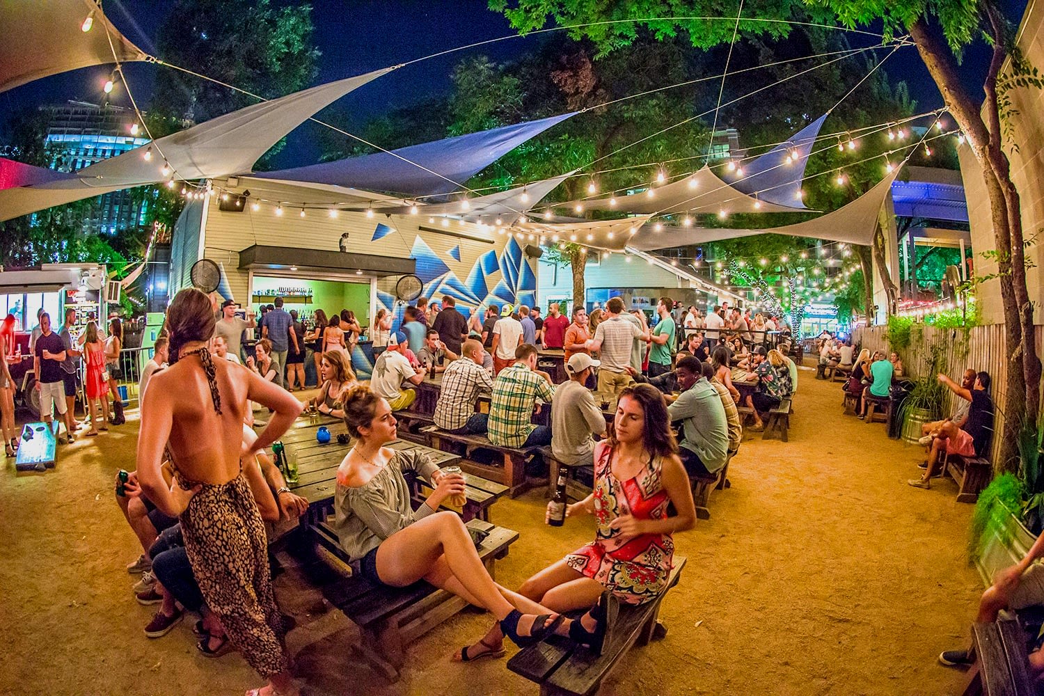rainey-street-pub-crawl-friday-in-austin-at-rainey-street-bars