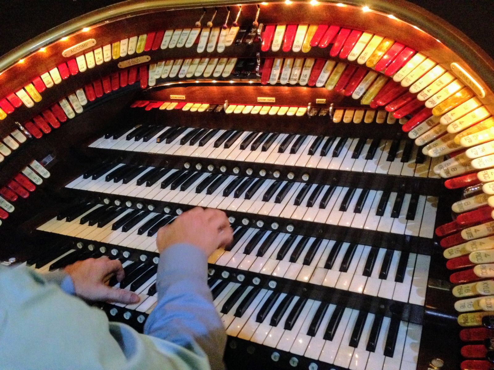 The Mighty Wurlitzer A History of the Theatre Organ in Chicago at